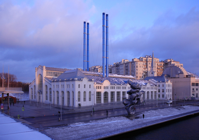 The classic view from “Luzhkov′s Bridge”. Early Morning. GES-2, House of Culture of V-A-C foundation  / 03.12.2021 