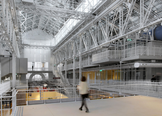 The biggest space is on the second tier in the very center, on the platform in front of the amphitheater. A central platform suspended on the second tier in front of the amphitheater. GES-2, House of Culture of V-A-C foundation  / 03.12.2021 