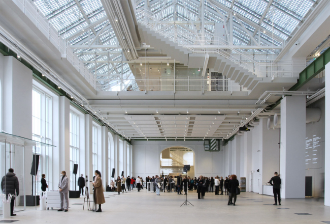 The space of the entrance nave. There is a restaurant to the left of the entrance in the perspective. GES-2, House of Culture of V-A-C foundation  / 03.12.2021