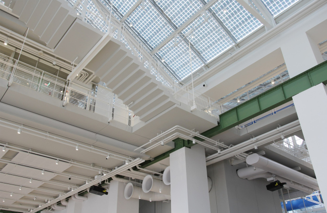 On the downside, the staicases look almost exactly like they do on the topside � they remain a clear zigzar of stair, due to which they are perceived as sculptures, and the key part of the architect′s interpretation of the space. In the initial vers