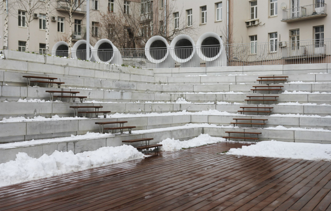 The open-air corner in the park overlooks the lawn and the glass facade of the auditorium. GES-2, House of Culture of V-A-C foundation  / 03.12.2021 