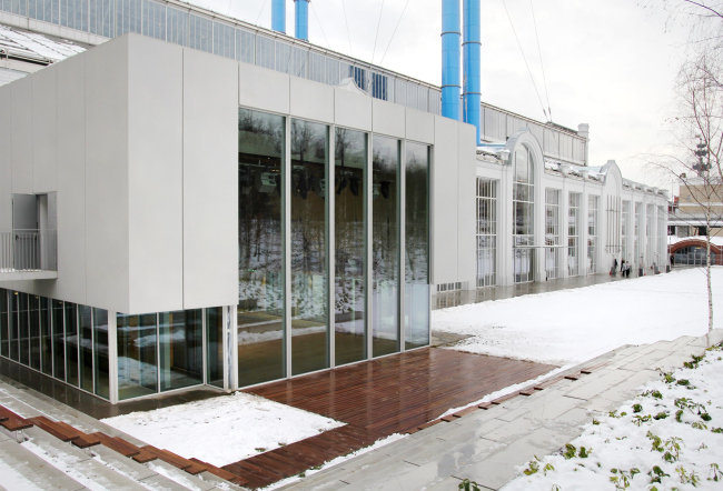 The auditorium seen from the outside. GES-2, House of Culture of V-A-C foundation  / 03.12.2021 