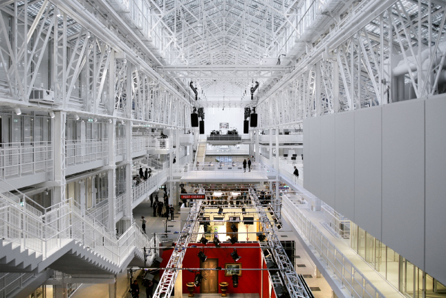 In order to estimate the height and length of the basilic space, you need to walk from the main entrance half of the building, then reach one of the ends. Then the church-like character of the space becomes obvious. GES-2, House of Culture of 
