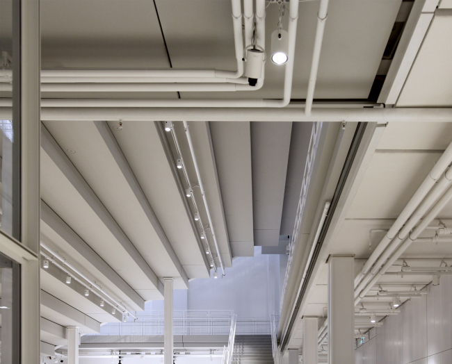 The technical pipes are superimposed on the terraced ceiling of the cloakroom, but its design is completely clear  this is a beautiful paradox, and the bravado of Renzo Piano. GES-2, House of Culture of V-A-C foundation  / 03.12.2021