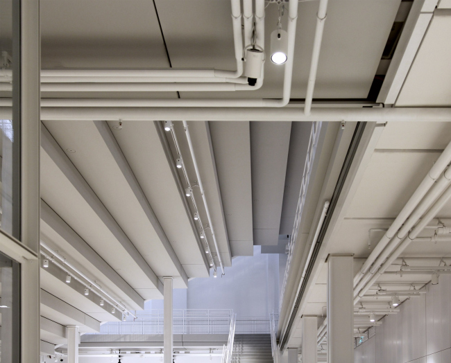 The technical pipes are superimposed on the terraced ceiling of the cloakroom, but its design is completely clear � this is a beautiful paradox, and the bravado of Renzo Piano. GES-2, House of Culture of V-A-C foundation  / 03.12.2021