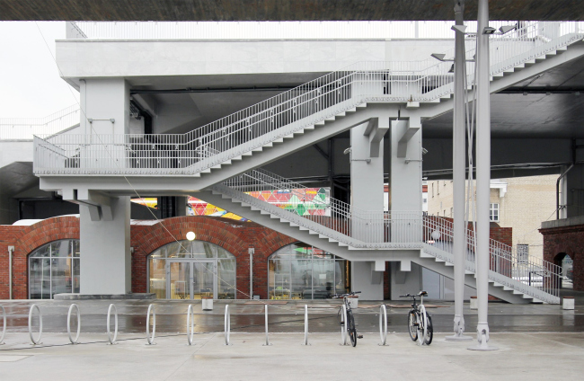 The staircases that lead to the pedestrian bridge have silhouettes that resemble the inner ones, but these are constructed in a simpler way with bridgeboards. In the background: a copy of the vaulted building that appeared a while ago. It is n