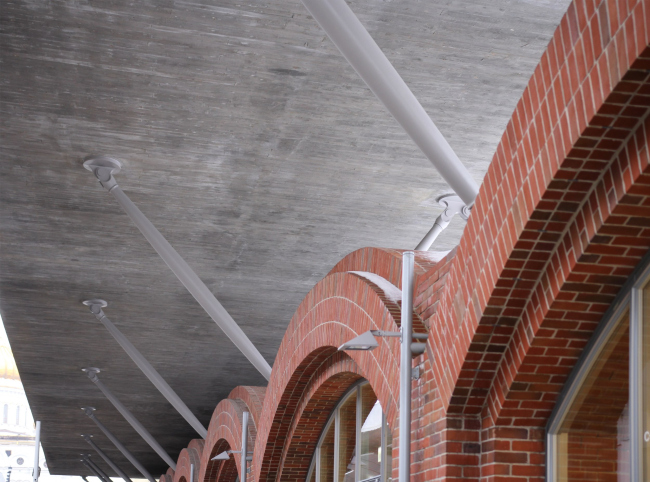 The double-height walls host workshops, where everybody can work with different materials and techniques. Above the vaults, there is a little brings  yet another attraction of “House of Culture”, which can be accessed from the birch grove. GES-