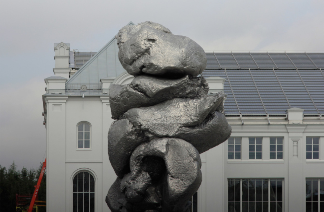 Urs Fischer. “Big Clay #4”. The sculpture was temporarily installed in the summer of 2021