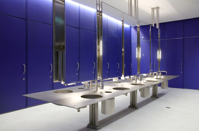 The bathrooms are also blue. GES-2, House of Culture of V-A-C foundation  / 03.12.2021