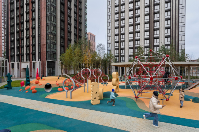 Детская площадка с арт-объектами на территории ЖК «Метрополия»