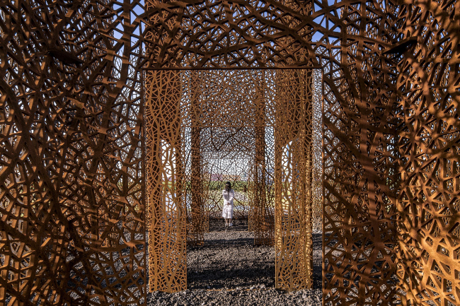 Инсталляция «Матрица колонн» для Парка стальных скульптур компании Delong