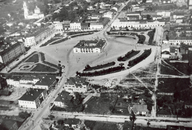Старая фотография площади