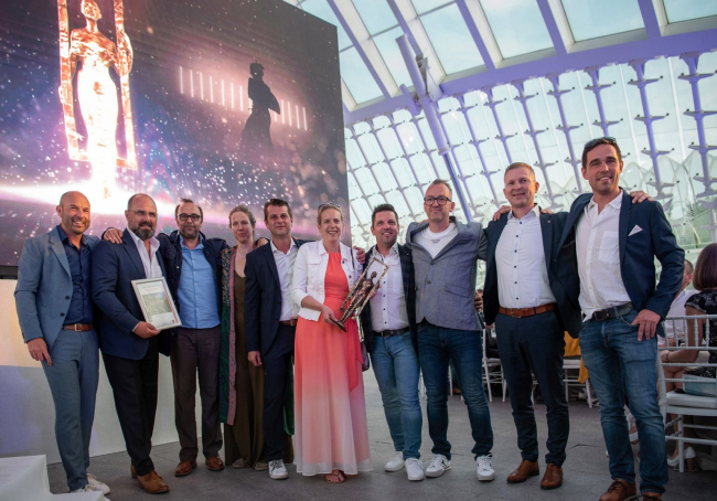 Рудольф Офеншиссль (на фото – второй справа), руководитель отдела продаж Baumit Austria, поздравляет победителей в категории «Историческая реставрация» – Friedensburg Schlaining