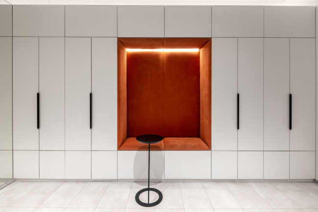 Офис компании VLP. Мягкая ниша теплого оранжевого цвета выполняет роль зоны ожидания непосредственно у переговорной комнаты 