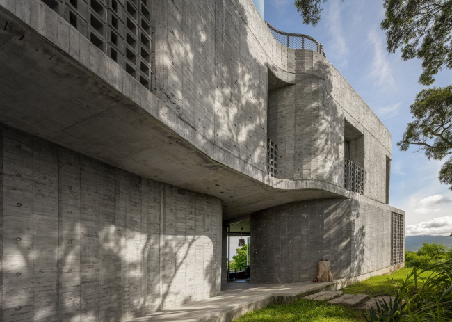 �����-����� Wandering Walls