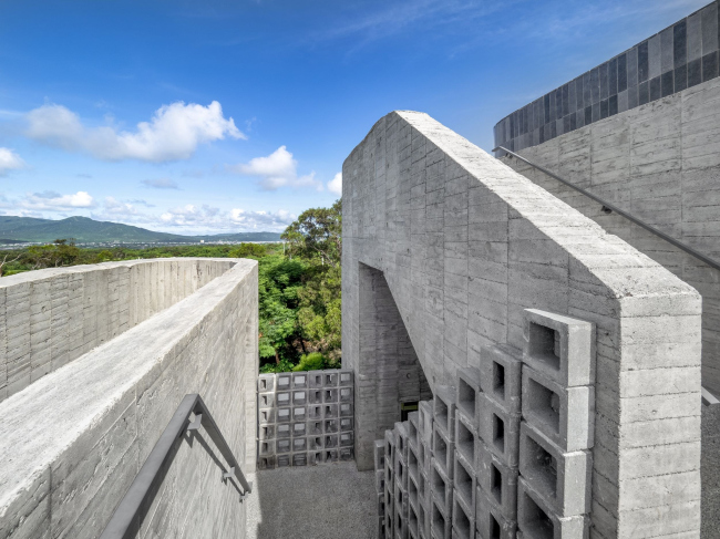 �����-����� Wandering Walls