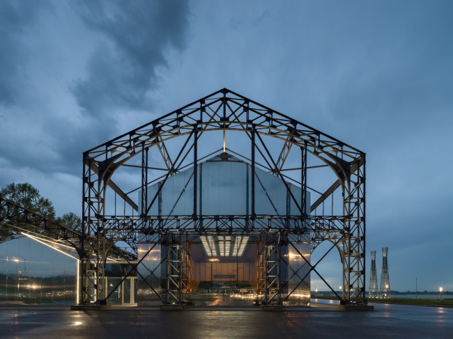 The concert hall is clearly visible from the outside through the stained glass window, especially in the evening. The warehouses of Nizhny Novgorod. The south facade