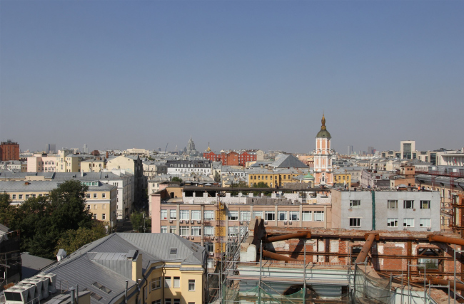 High-end housing complex Chistye Prudy / Potapovsky Lane 5 Bld 4, in the process of reconstruction: views of the surroundings, the main landmark to the north is the Menshikov tower
