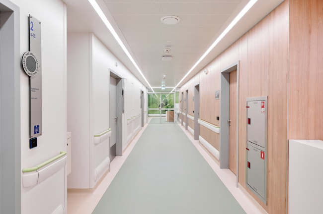 Клиника «Хадасса», коридоры и холлы, металлические панели Armstrong с 
перфорацией Rg1508