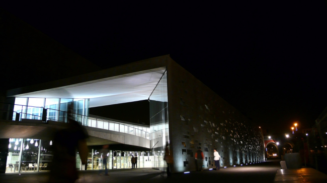 Культурный центр TEA ночью. Фото: Jose Mesa via flickr.com. Лицензия CC BY 2.0