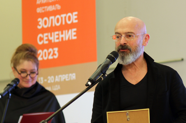Председатель жюри Николай Лызлов вручает золотой диплом за реконструкцию пакгаузов в Нижнем Новгороде. Выставка и награждение премии Золотое сечение 2023 Председатель жюри Николай Лызлов вручает золотой диплом за реконструкцию пакгаузов в Нижнем Новгороде. Выставка и награждение премии Золотое сечение 2023