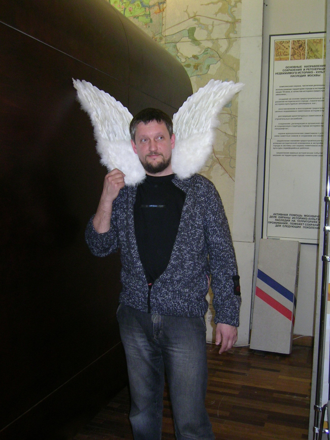 Фаворит фестиваля Василий Щетинин. О его нашумевший светильник-табурет крылья не опалить, но можно поранить. Фаворит фестиваля Василий Щетинин. О его нашумевший светильник-табурет крылья не опалить, но можно поранить.