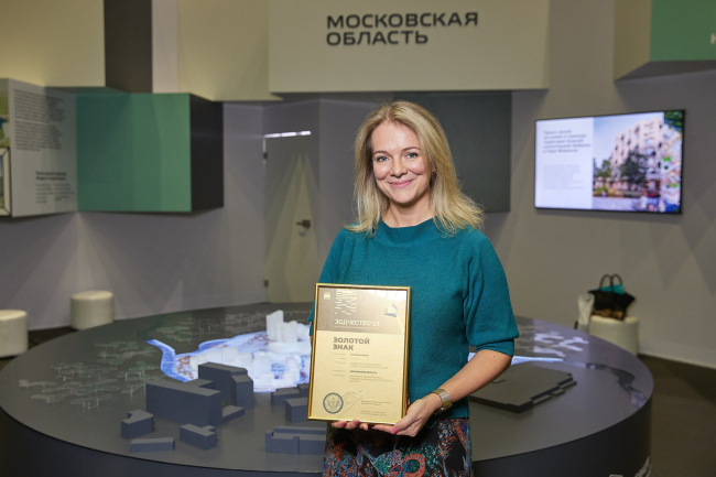 Alexandra Kuzmina, Chief Architect of the Moscow Region, with the golden sign of Architecture 2023, received by Mosoblarchitecture for the project presented at the festival