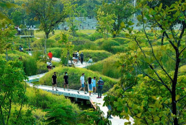 Benjakitti Forest Park: Transforming a Brownfield into an Urban Ecological Sanctuary, , .  TURENSCAPE, Arsom silp Community and Environmental Architect