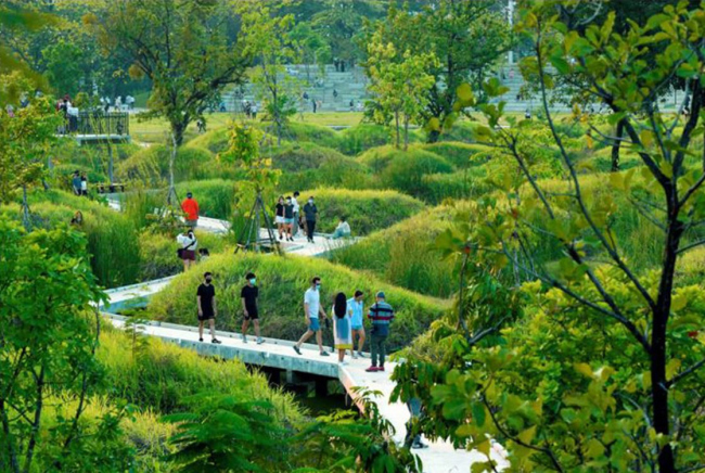 Benjakitti Forest Park: Transforming a Brownfield into an Urban Ecological Sanctuary, �������, �������. ���������� TURENSCAPE, Arsom silp Community and Environmental Architect