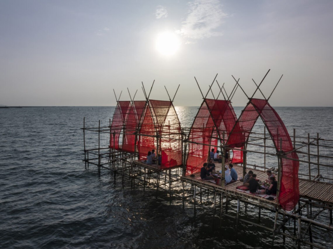 Angsila Oyster Scaffolding Pavilion, ��� ����, �������. ���������� CHAT Architects