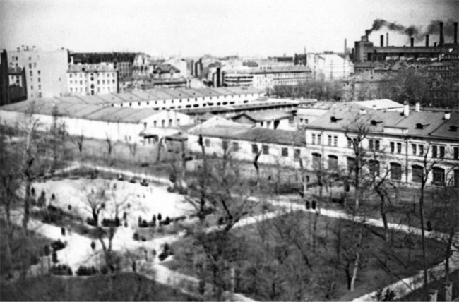 Both L-shaped buildings of the Mytny Dvor can be seen here. View of Chernyshevsky Square and the buildings of the Mytny Dvor from the roof of house No. 1 on Kherson Street. 1957 .