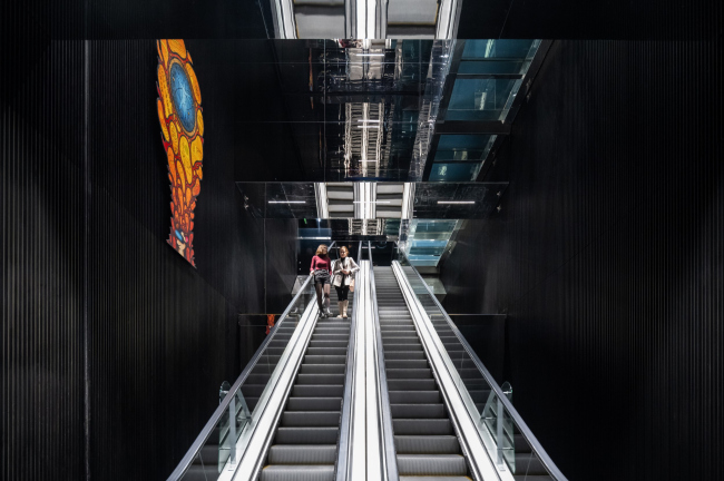 Павильон Атом на ВДНХ. Коммуникационное ядро. На стенах – временные выставки Павильон Атом на ВДНХ. Коммуникационное ядро. На стенах – временные выставки