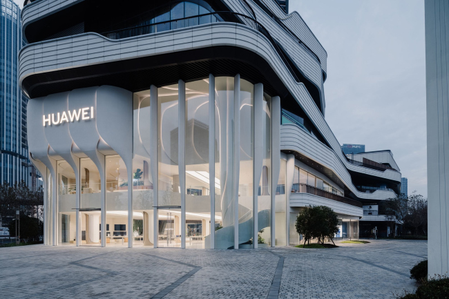 ����������� ������� Huawei � �������� ������ Taikoo Li Qiantan