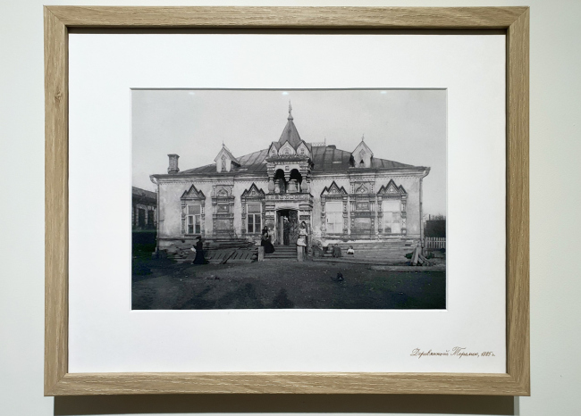 The previous, wooden, Sherwoods′ Teremok in 1885; photo on display in the UNK office