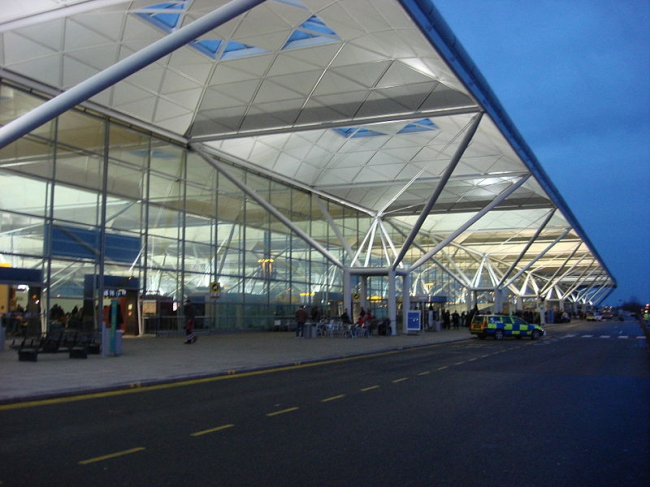 Терминал аэропорта Стэнстед. Фото: Oxyman via Wikimedia Commons. Лицензия CC BY 2.5