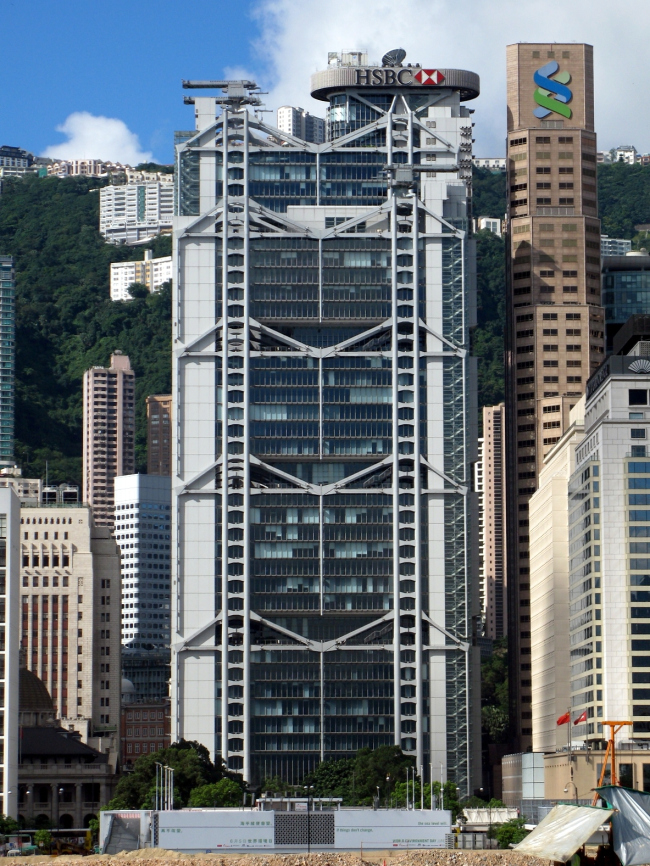 Штаб-квартира Банковской корпорации Гонконг-Шанхай (HSBC). Фото: WiNG via Wikimedia Commons. Лицензия CC-BY-3.0