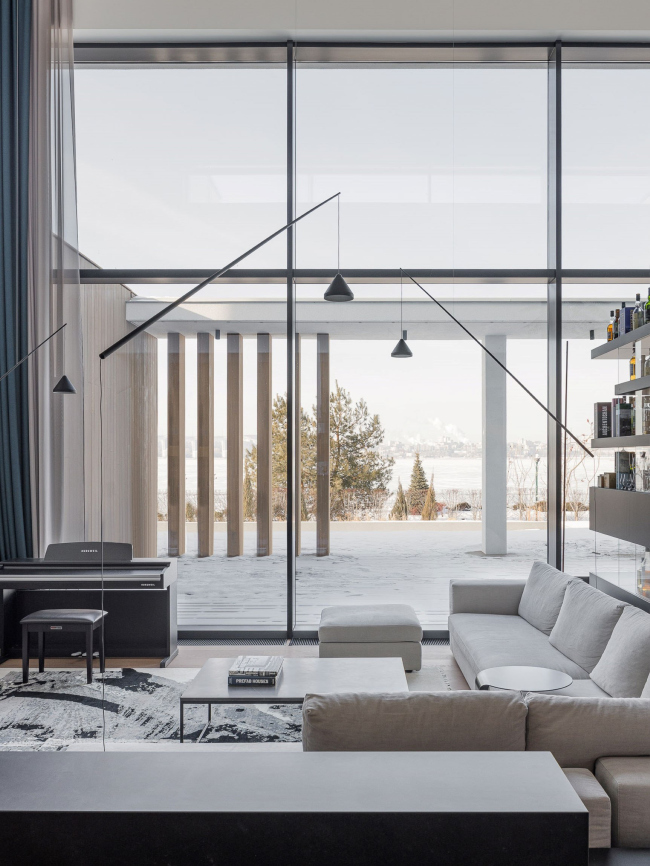 Дом с мостом. Вид из гостиной на террасу Дом с мостом. Вид из гостиной на террасу