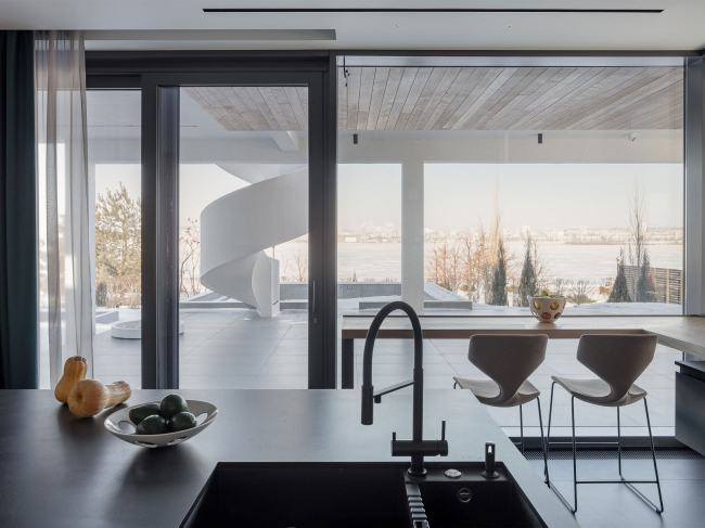 Дом с мостом. Вид из зоны кухни Дом с мостом. Вид из зоны кухни