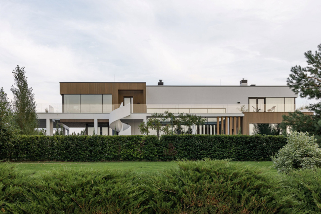 Дом с мостом. Вид на дом с набережной Дом с мостом. Вид на дом с набережной