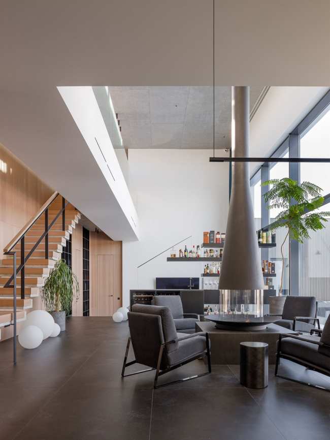 Дом с мостом. Каминная зона вид от столовой Дом с мостом. Каминная зона вид от столовой