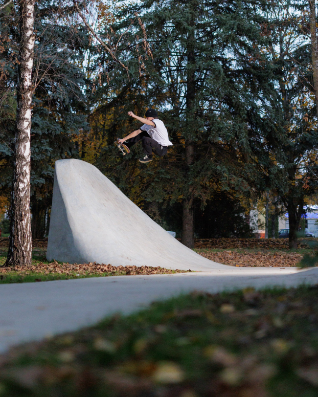 Снейк-ран «Лермонтов». Скейтер Андрей Михайлов, трюк Frontside Boneless Снейк-ран «Лермонтов». Скейтер Андрей Михайлов, трюк Frontside Boneless