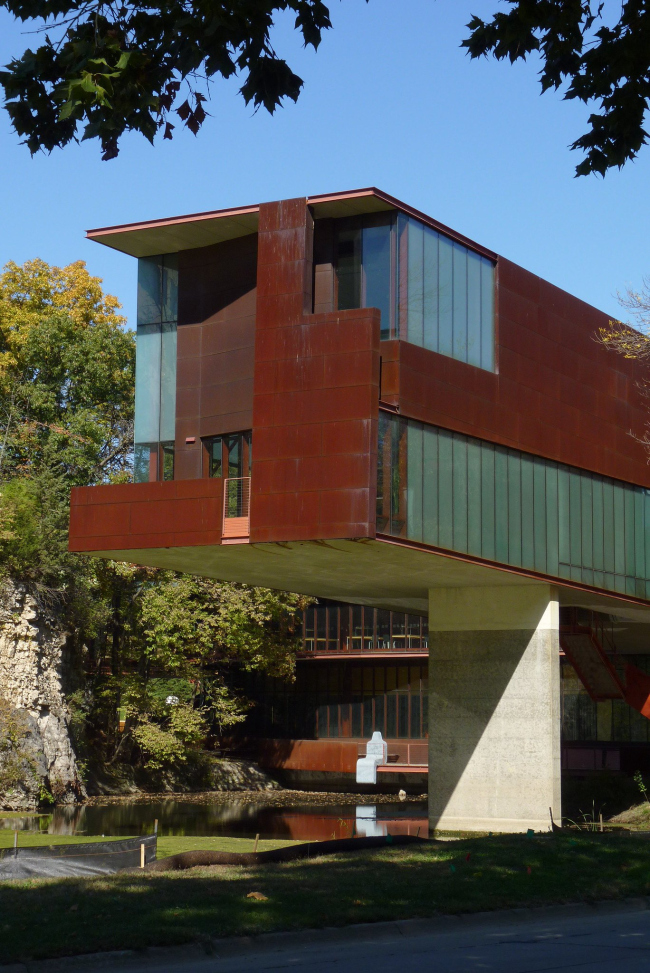 ����� �������� � ������� ��������� ������������ ����� (Art Building West)