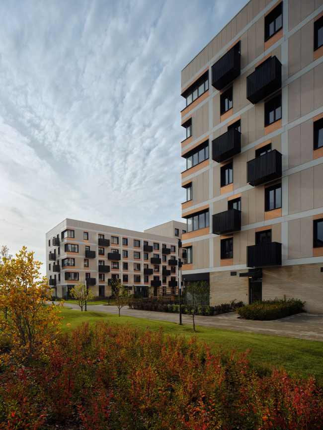 The residential complex of the “U” Block. Phase 1. View from the inner street