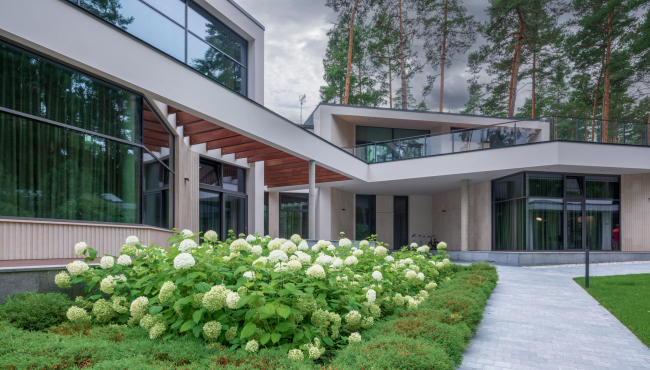 VILLA GRACE. The double-height living room and master′s bedroom
