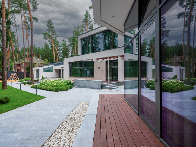 VILLA GRACE. View of the double-height living room, the kitchen, and the children�s wing
