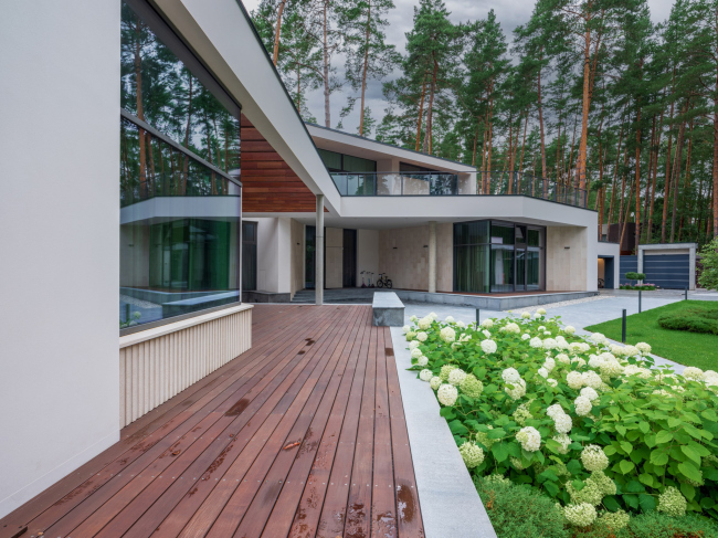 VILLA GRACE. View of the entrance area and the master′s bedroom (from the depth of the plot)