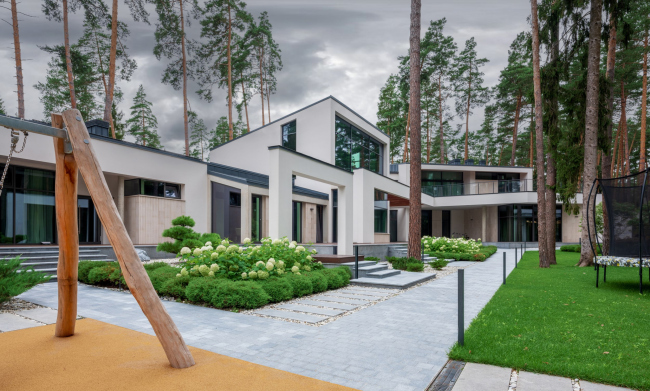 VILLA GRACE. View from the children�s playground of the kitchen volume, the double-height living room, and the master bedroom