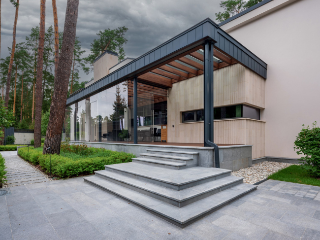 VILLA GRACE. THe terrace from the southern side