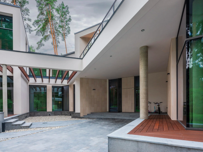 VILLA GRACE. View of the block connecting the master bedroom and the double-height living room.