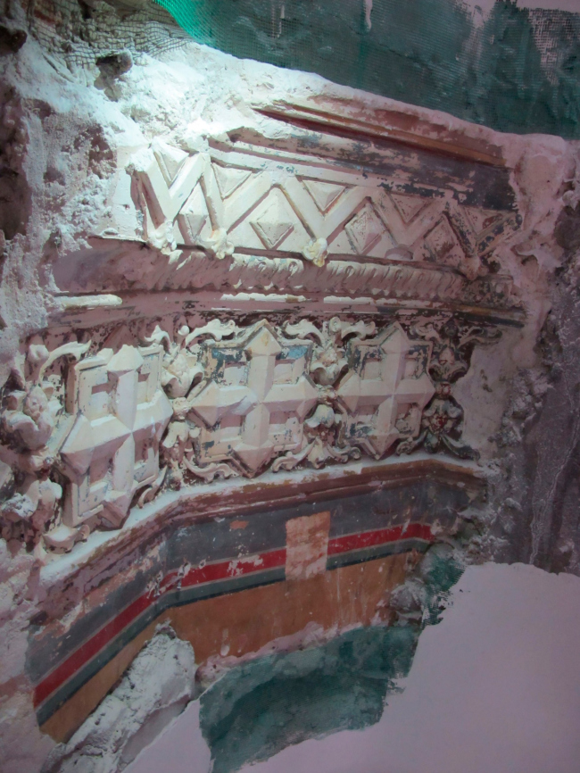 Церковь Рождества Богородицы на Кулишках. Фотография сохранившегося фрагмента лепного декора и росписи, 2012 г. Церковь Рождества Богородицы на Кулишках. Фотография сохранившегося фрагмента лепного декора и росписи, 2012 г.